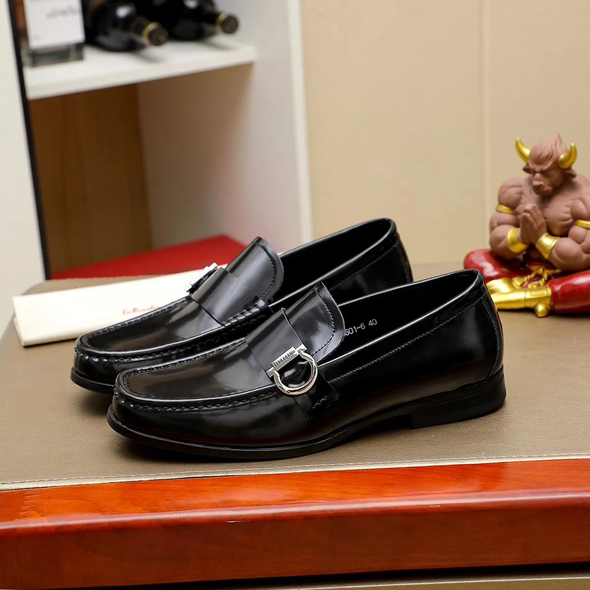 Men's shoes 💰460 🔥 Ferragamo new men's casual slip-on shoes 🇨🇳 Official website original 1:1 mold, original quality 💯 fine workmanship, high-end luxury ☘ The upper is made of imported Italian first-layer cowhide 🌴 Luxurious water dyeing 🐂 Leather lining 🍓 Rubber wear-resistant and non-slip outsole, breathable and comfortable to wear 🍍 The first choice for high-taste men, color optional! Code number 38-44 (45.46. Customized)